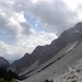 Weiter ins Gamstal, nach Osten,dann Sudosten auf den Weg 28, zur Gamsscharte, oder Sella dei Camosci,2440m.Erster Blick zum Großer Rosskopf,2557m-rechts im Bild.