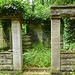 Klassizistischer Grabtempel mit quadratischen Säulen