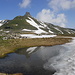 Spitzmeilen spiegelt sich in einem Schmelzwassersee