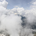 Leider etwas "quellwolkenverschmutzes" Panorama vom Rienzenstock. [u Alpin_Rise] inspiziert das fast gähnend leere Gipfelbuch.