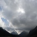 Der Himmel lockerte sich allmählich. Auf der Alp Sämtis im Aufstieg zur Bollenwees.