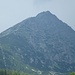 zurück in Štrbské Pleso; Zoom auf den Predné Solisko (2093m). Die Perspektive täuscht; der höhere Gipfel ist der Štrbské Solisko (2301m) und ist eigenständig