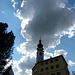 Wolkenspielerei über dem Kirchturm von Ftan