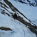 Kurz oberhalb der Felspassage in der Schlüsselstelle. Der Ausblick war grandios. Nicht durch das Seil täuschen lassen - gesichert wurde nicht. Wir hatten nur das Seil für den Gletscher Zu- und Abstieg nicht verstaut. ;)