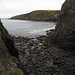 Le sentier menant à la plage de Pwllcrochan est particulièrement étroit (en bas à gauche) et se termine en petit mur qu'il faut descendre à l'aide d'une chaîne.