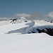 Glittertind - Ausblick vom mit 2.464 m zweithöchsten Gipfel Skandinaviens zur nur wenig höheren "Nummer 1": Galdhøppigen 2.469 m. Je nach Mächtigkeit der Eiskappe variiert auch die Höhe des Glittertind und die "Rangfolge" kann sich ggf. entsprechend ändern.