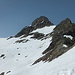 Von der Dossenhütte: Dossenhorn und rechts Dossengrat. Bergsteiger auf dem Abstieg auf dem Dossenfirn.