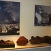 Reykjavík: Fotos im Museum Vulcano House des Eldfell-Ausbruches auf der Insel Heimaey von 1971. Darunter werden Lava und Asche vom spektakulären Ausbruch gezeigt.