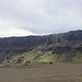 Der Tafelberg Fögrutungubrýr (318m) makiert den Nordwestrand der enorm riesigen Schwemmebene Skeiðarársandur.