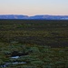 Die Anfahrt mit dem Fahrrat vom Zeltplatz Skaftafell zum Ausgangspunkt Sandfell auf der Ringstrasse führt nahezu eben durch die Schmwemmebene Skeiðarársandur. Schon um 4 Uhr morgen bschien dabei die Sonne die Gletscherzunge Skeiðarárjökull und die darüber liegenden Berge.