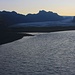 Der Fluss Skaftafellsá und der Gletscher Skaftafellsjökull, ein weitere Abflussgletscher vom Vatnajökull. Über dem Gletscher stehen der Bergwandegipfel Kristínartindar (1126m) und weiter hinten der Skarðatindur (1385m).
