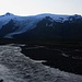 Aussicht vor dem Ausgangspunkt Sandfell auf die Gletscher Virkisjökull und Falljökull die vom Öræfajökull ins Tal fliessen. Der Hvannadulshnúkur versteckt sich links auf dem Foto hinter dem Felsgipfel Dyrhamar (1879m). Neben dem Dyrhamar ist links der Rótarfjallshnúkur zu sehen, ein weitere Kraterrandgipfel vom Öræfajökull.
