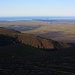 Nach etwa einer Stunde Aufstieg erreichte ich auf zirka 550m den Gratrücken Stóralækjargljúfur. Die Aussicht reicht nun über die Schwemmebene Sandfellsheiði und Küste bis sich das Meer mit dem Horizont vereinigt.