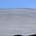 Im Zoom ist eine Seilschaft im Aufstieg zum Kraterrand des Öræfajökulls zu sehen. 
