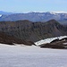 Nach dem Betreten des Gletschers Öræfajökull konnte ich zum eindrücklichen Gletscherabbruch des Virkisjökull herunter sehen. Am Horizont zeigte sich nun auch erstmals das mächtige Eisschild Vatnajökull von dem ja der Öræfajökull ein Ausläufer ist.<br /><br />Gleich gegenüber ist der Gipfel Öskuhnúta (917m). Links am Horizont ist die flache Pyramide des Hágöngurs (1117m). Auf der Bergkette vor dem Vatnajökull ist der höchste Gipfel der Blátindur (1177m).