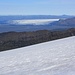 Die Aussicht während dem Aufstieg über den Öræfajökull zum Kraterrand wird mit jedem Schritt besser, es war einfach wunderschön hier hoch zu laufen. Rechts im Vordergrund ist der Gipfel Öskuhnúta (917m); dahinter die Gletscherzunge des Skeiðarárjökull.