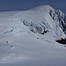 Nach etwa 5 Stunden Aufstieg ab Sandfell stand ich endlich am südöslichen Kraterrand des Öræfajökulls wo sich mir phantstisch der Gipfelaufbau des eisigen Hvannadalshnúkur (2109,6m) präsentierte. Auf dem Gipfel sind eine Gruppe von Bergsteigern zu sehen. Das Foto ist mit einem Teleobjektiv aufgenommen.