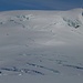 Der Gipfelaufbau des Hvannadalshnúkur (2109,6m) vor den Gletscherbrüchen des Öræfajökulls. Die Spalten haben gigantische Dimensionen, man schaue nur die kleine Seilschaft rechts auf dem Foto. Die Abbruchzone wird im grossen Bogen rechts über eine 4km grossen Firnfläche umgangen. Die Firnfläche ist der schnee- und eisgefüllte 550m tiefe Öræfajökullkrater. 