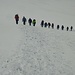 Am Beginn des Gipfelaufbaus habe ich die zwei geführten Seilschaften der isländischen Bergführer eingeholt. Die beiden Gruppen sind zwei Sunden vor mir in Sandfell losgelaufen.