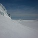 Aussicht aus der Gipfelflanke auf den riesigen schneegefüllten Vulkankrater des Öræfajökulls.