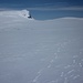 Der Rückweg vom Hvannadalshnúkur (2109,6m) zog sich über die Schneeebene des Öræfajökull-Kraters in die länge da man pro Weg wegen der Umgehung des Gletscherabbruchs etwa 4km zu Gehen hat. Rechts im Hintergrund ist der dritthöchste Gipfel Islands zu sehen, es ist der Kraterrandberg Snæbreið (2041m).