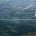 Ausblick aus dem Flugzeugfenster auf die Aaremündung in den Rhein und zum Kühlturm des Kernkraftwerks Leibstadt.