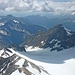 Über den Weißkarferner schaut man bis in die südlichen Stubaier Alpen.