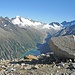 30.08.2009: Blick beim Abstieg vom Olperer über den Schlegeisspeicher zu Großem Möseler (links) und Hochfeiler (rechts). Links im Vordergrund der dunkle Große Greiner.