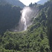 L'imponente cascata del Brunnibach con la sua nuvola d'acqua.