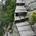 ... auf steilen Holztreppen ...