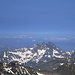 Blick vom Fluchthorn nach Westen auf das dominierende Gipfelpaar der Westl. Silvretta. Dahinter scheint sich ein unendliches Meer auszubreiten, aus dem nur die 3000er entlang der Kantonsgrenze GR/GL/SG herausragen