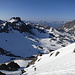 Aufstieg durch die Weilenmannrinne. Rechts oben am Horizont leuchten die Gipfel der Bernina als weisses Band