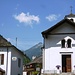 Vergeletto - Kirche und Gemeindehaus. Im Hintergrund das Valle di Vergeletto
