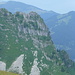 Turm von der Crête de Moléson aus: unten rechts NE-Ast, in der Mitte 3. Kamin durch 1. Felsgürtel, Grasband, Kaminrinne durch 2. Felsgürtel, Grasgrat zum Turmgipfel und links N-Grat zum Teysachaux