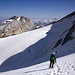 Sven beim Durchsteigen der Nordwestflanke des Brunegghorns, unterhalb des Bergschrunds. Links im Hintergrund die Barrhörner. Der markante Gipfel am Horizont dazwischen ist das Bietschhorn (3934m) in den Berner Alpen.