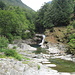 Sympatique coin baignade au pied d'une petite cascade, à l'entrée de Lavertezzo