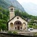 Die Kirche von Rovana auf Augenhöhe. Dazwischen liegt die Brücke über die Rovana. Von hier sind es noch 15 Minuten nach Cevio.