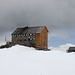 <b>Hochstubai Hütte (3174 m).<br />Attraverso il breve tratto di ghiacciaio (abbagliato dalla luce diffusa) e raggiungo dopo 3:20 h di cammino l’Hochstubai Hütte  (3174 m), appartenente al DAV, sezione di Dresda. </b>