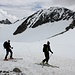 <b>Nel frattempo arrivano due scialpinisti, saliti dalla Wütenkarsattel, nel comparto sciistico Stubaier Gletscher. </b>