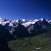Gesamtpanorama der Berner Alpen, gesehen von Nordosten, unterhalb des Schwarzhorn-Gipfels (2928m). Im Vordergrund der Chrinnenboden.