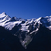 Vom Schwarzhorn aus bietet sich ein traumhafter Überblick über die Berner Alpen, von links nach rechts: Schreckhorn (4078m), rechts dahinter, halbverdeckt vom Felsgipfel des kleinen Schreckhorns, das Finsteraarhorn (4273m), in der rechten Bildhälfte Klein-Fiescherhorn (3824m) und Gross-Fiescherhorn (4050m), ...