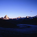 Sonnenaufgang über dem Gornergletscher. Matterhorn (4477m), Dent Blanche (4356m), Obergabelhorn (4063m) und Zinalrothorn (4221m) sind bereits rot gefärbt.