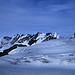 Vom Gipfel des Dossen (3138m) sieht man im Süden die Gipfel von Lauteraarhorn (4042m) und Schreckhorn (4078m). Die Nordwände sind verdeckt vom Bärglistock (3656m).