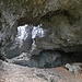 eine erste Höhle am Grat ...