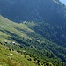 Sul fianco E (a destra salendo), l' Alpe di Ciou