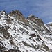 Der Trugberg (3932,9m) im Zoom. Rechts ist der Schneesattel, links davon der südliche Vorgipfel. Danach die tiefe Scharte und dann der Hauptgipfel...
