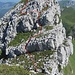 Blick zurück auf den Abstieg in die Scharte - unsere Route (rot) und eine Variante (gestrichelt)