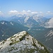 Blick vom zunächst breiten Westrücken nach Scharnitz. Dahinter die Arnspitzen und im Dies das Wetterstein