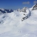 Trugberg Hauptgipfel (3932,9m): Aussicht zum Rottalhorn (3975m) und auf die Jungfrau (4158,2m). Links sind das Gletscherhorn (3983m), Äbeni Flue (3962m) und das Lauterbrunner Breithorn (3780m).