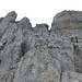 Weiter geht es zurück auf den Grat, durch die Lücke etwas links der Bildmitte. Hier schöne Kletterei in festem Fels.  
